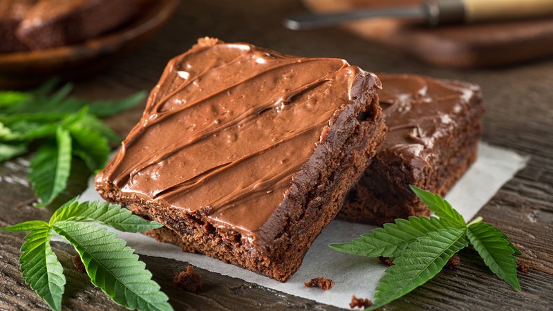 Weed brownies and leaves on a table: Do edibles expire if they contain chocolate?